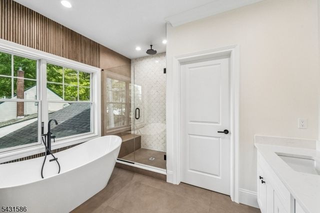 21 Maplewood Dr, Livingston Twp., NJ 07039