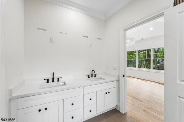 21 Maplewood Dr, Livingston Twp., NJ 07039