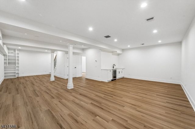 21 Maplewood Dr, Livingston Twp., NJ 07039