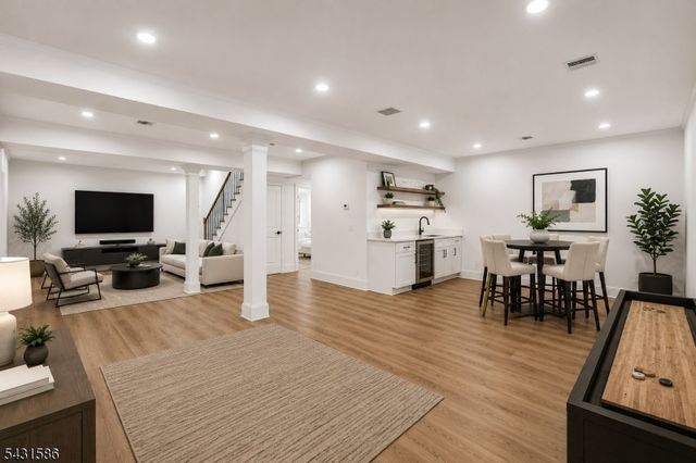 21 Maplewood Dr, Livingston Twp., NJ 07039