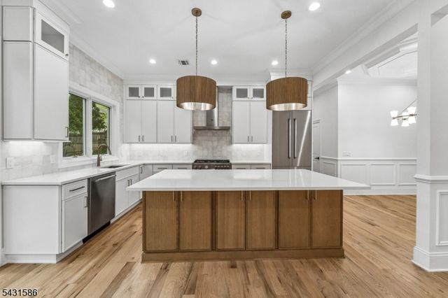 21 Maplewood Dr, Livingston Twp., NJ 07039