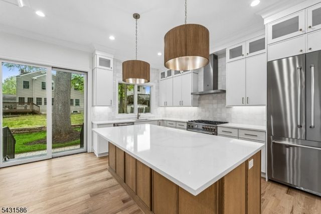 21 Maplewood Dr, Livingston Twp., NJ 07039