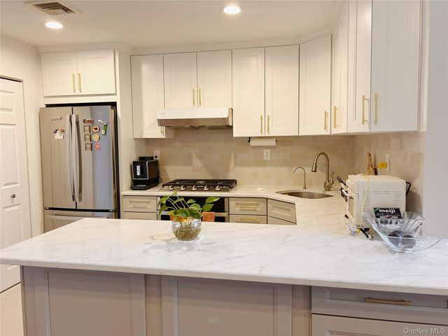 24232 Oak Park Drive 106B, Little Neck, NY 11362