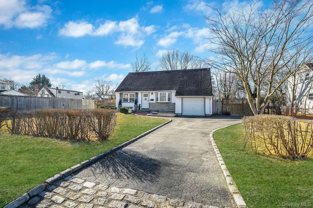 34 W Lakeland Street, Bay Shore, NY 11706