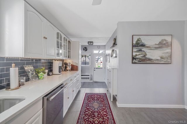 34 W Lakeland Street, Bay Shore, NY 11706