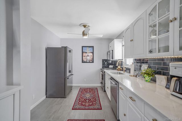 34 W Lakeland Street, Bay Shore, NY 11706