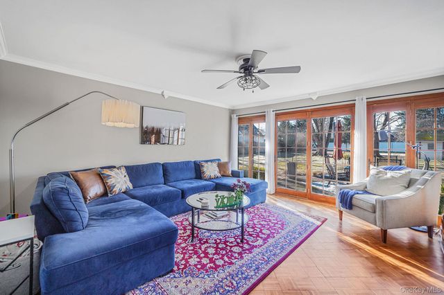 34 W Lakeland Street, Bay Shore, NY 11706