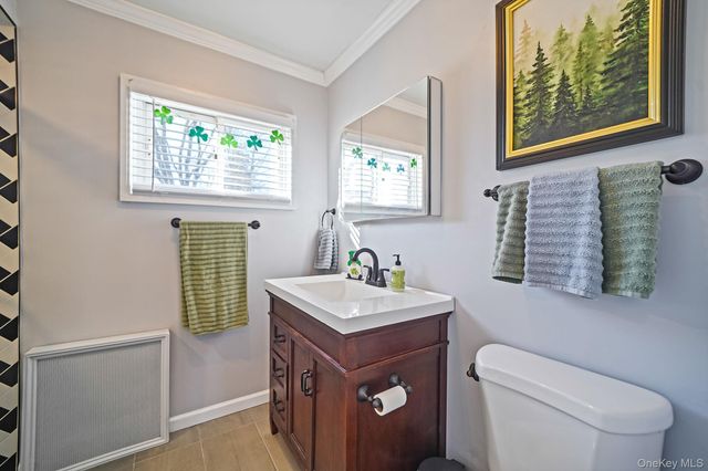 34 W Lakeland Street, Bay Shore, NY 11706