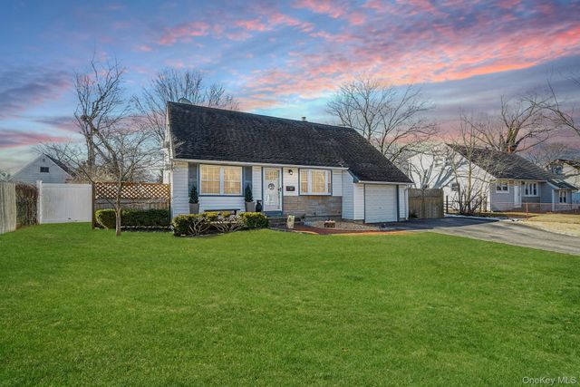 34 W Lakeland Street, Bay Shore, NY 11706