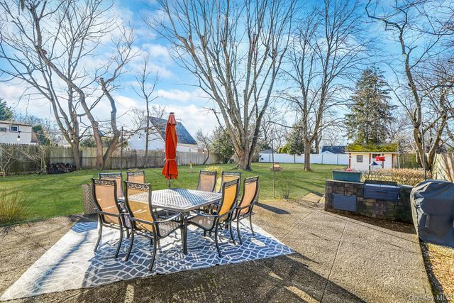 34 W Lakeland Street, Bay Shore, NY 11706