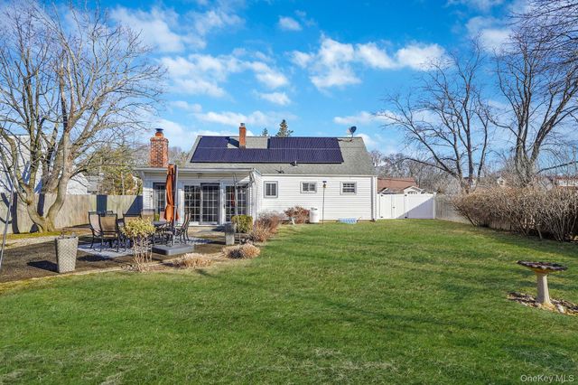 34 W Lakeland Street, Bay Shore, NY 11706