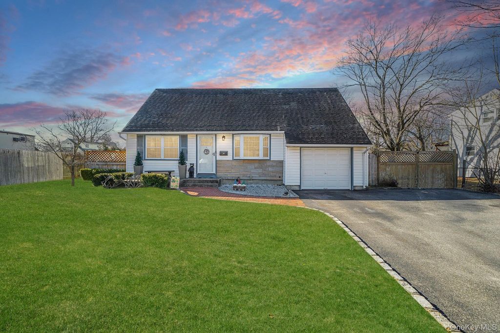 34 W Lakeland Street, Bay Shore, NY 11706