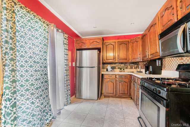 68 Cliff Drive, Hicksville, NY 11801