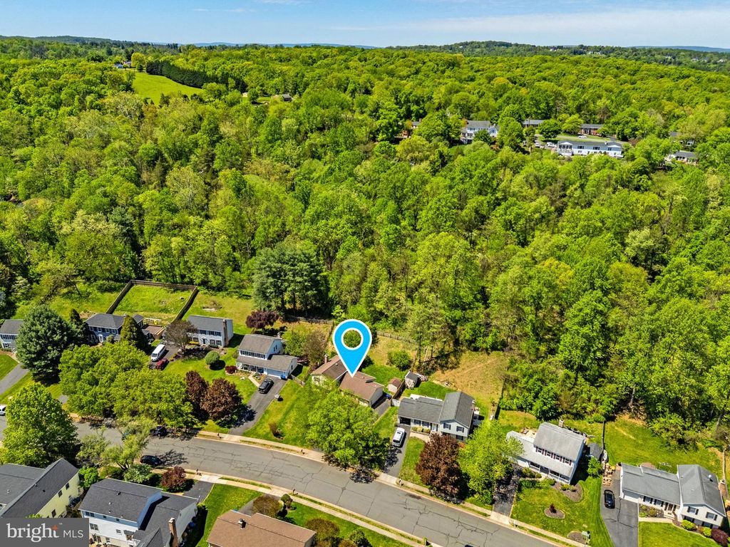 911 CHANCELLOR ST SW, Leesburg, VA 20175
