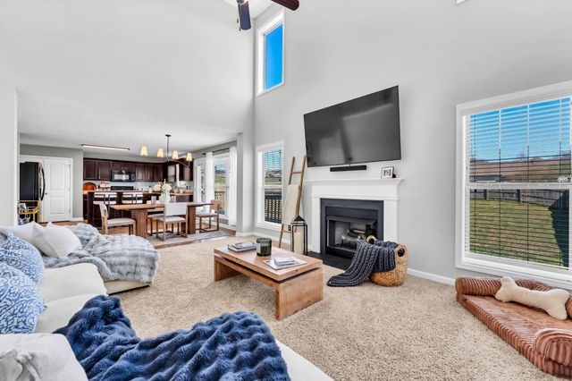 3460 Oak Creek Dr, Clarksville, TN 37040