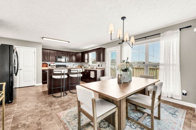 3460 Oak Creek Dr, Clarksville, TN 37040