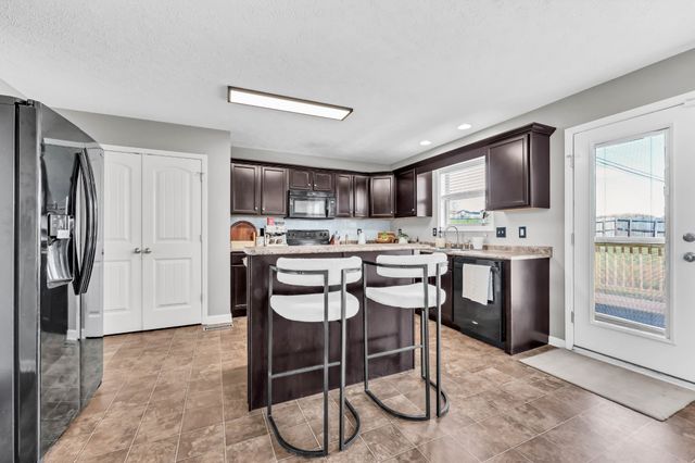 3460 Oak Creek Dr, Clarksville, TN 37040