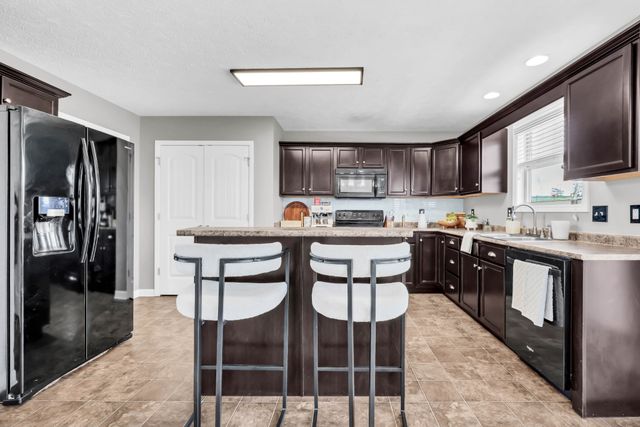 3460 Oak Creek Dr, Clarksville, TN 37040