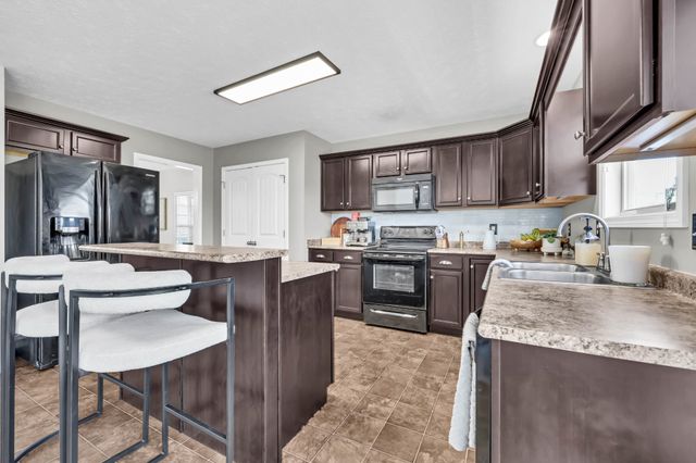 3460 Oak Creek Dr, Clarksville, TN 37040