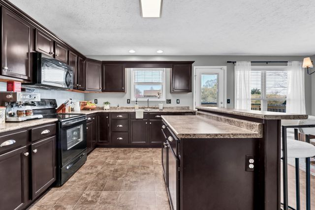 3460 Oak Creek Dr, Clarksville, TN 37040