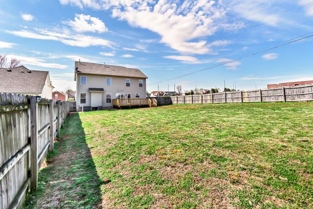 3460 Oak Creek Dr, Clarksville, TN 37040