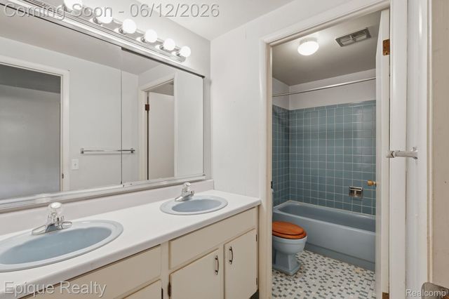 4856 Danbury Drive, Troy, MI 48085