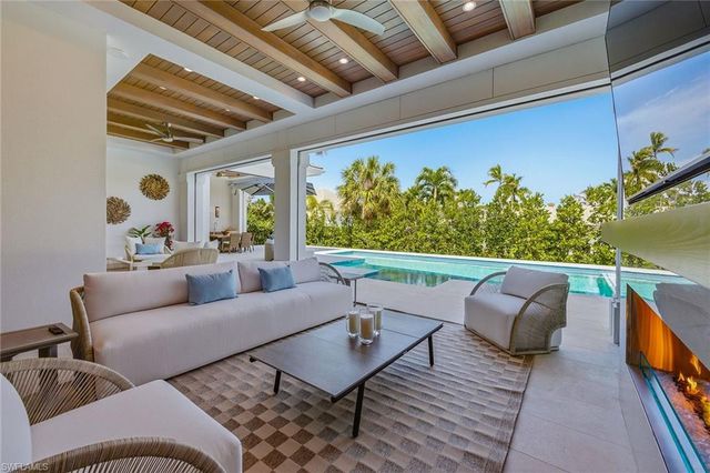 529 Neapolitan WAY, Naples, FL 34103