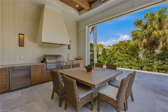 529 Neapolitan WAY, Naples, FL 34103