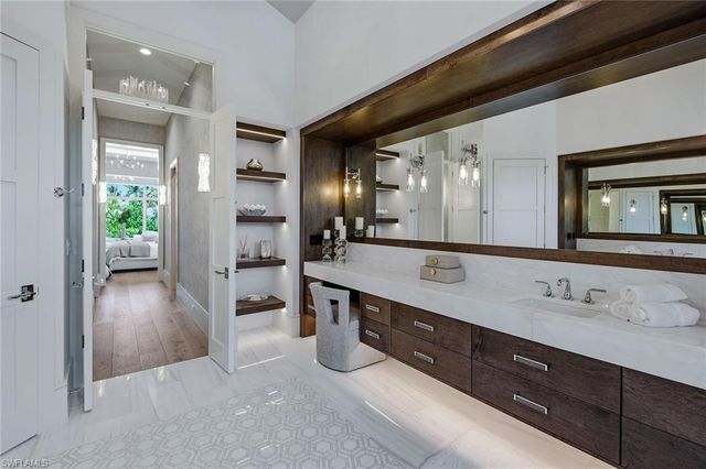 529 Neapolitan WAY, Naples, FL 34103