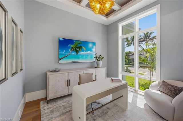 529 Neapolitan WAY, Naples, FL 34103