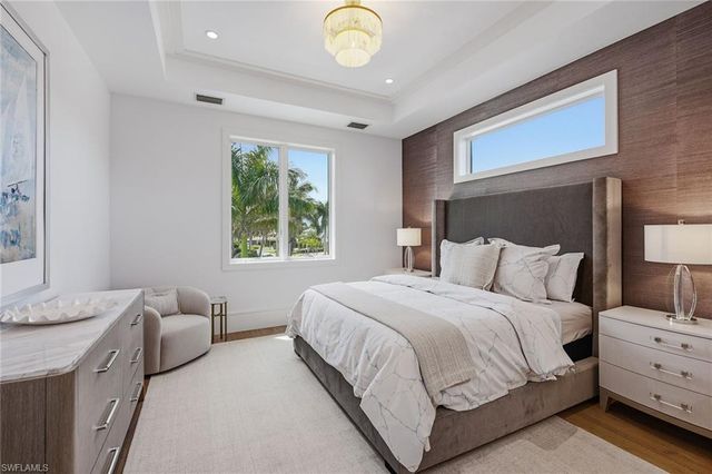 529 Neapolitan WAY, Naples, FL 34103