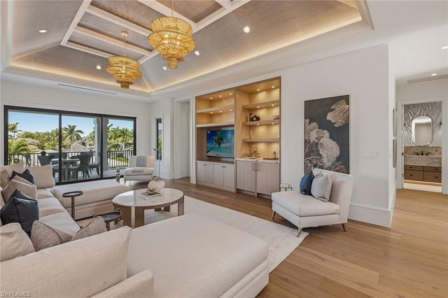 529 Neapolitan WAY, Naples, FL 34103