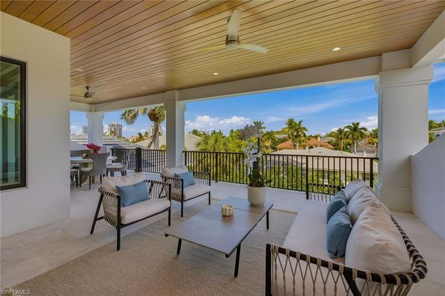 529 Neapolitan WAY, Naples, FL 34103