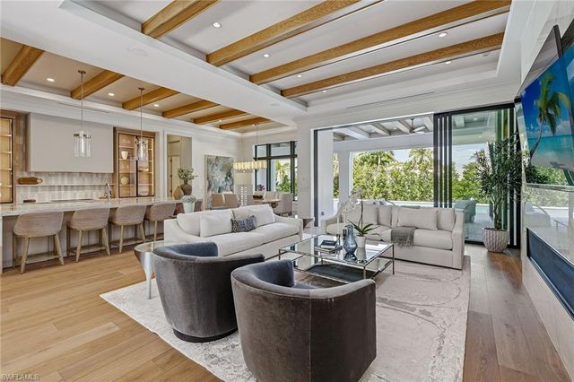 529 Neapolitan WAY, Naples, FL 34103