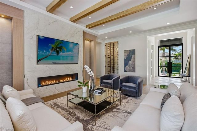 529 Neapolitan WAY, Naples, FL 34103