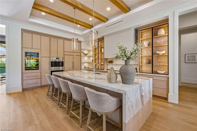 529 Neapolitan WAY, Naples, FL 34103