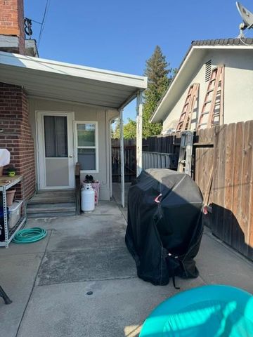 1912 W Pine St, Lodi, CA 95242