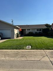 1912 W Pine St, Lodi, CA 95242