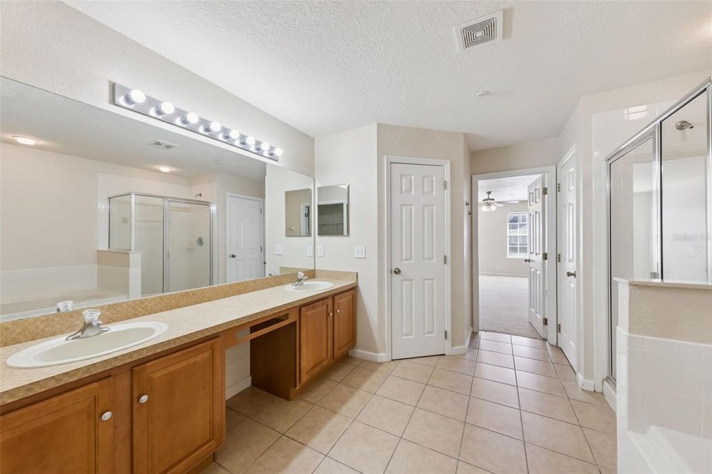 Image 11 of property listing at 1336 FALLING STAR LANE, Orlando, FL 32828