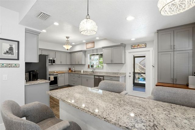 140 13TH AVENUE NE, St Petersburg, FL 33701