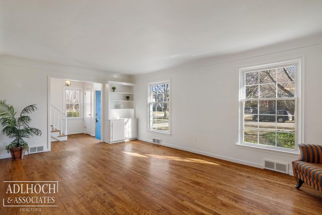 883 Lakepointe Street, Grosse Pointe, MI 48230