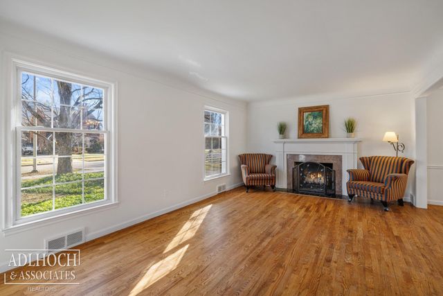 883 Lakepointe Street, Grosse Pointe, MI 48230