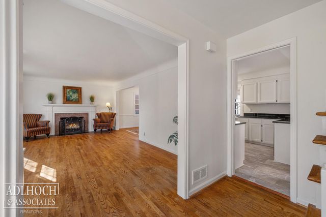 883 Lakepointe Street, Grosse Pointe, MI 48230