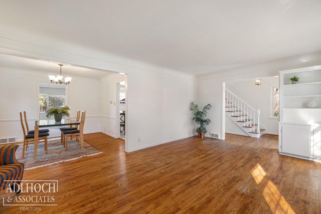 883 Lakepointe Street, Grosse Pointe, MI 48230