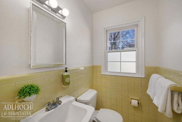 883 Lakepointe Street, Grosse Pointe, MI 48230