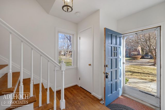 883 Lakepointe Street, Grosse Pointe, MI 48230