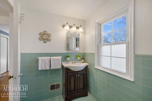 883 Lakepointe Street, Grosse Pointe, MI 48230