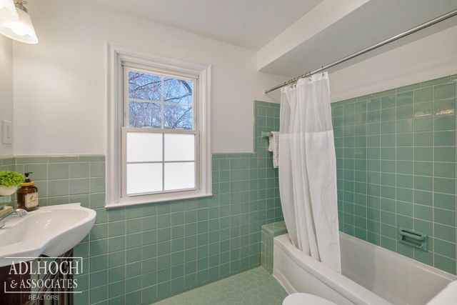 883 Lakepointe Street, Grosse Pointe, MI 48230