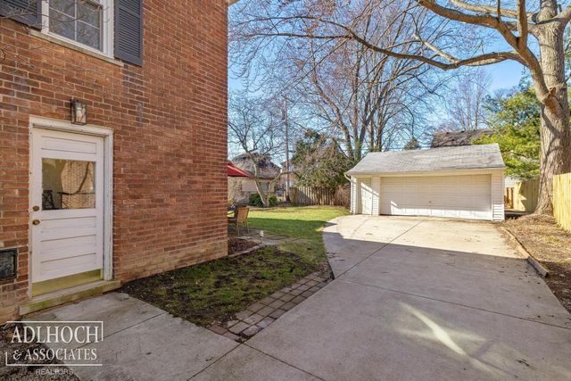 883 Lakepointe Street, Grosse Pointe, MI 48230