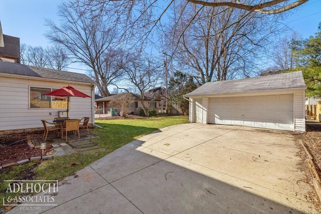 883 Lakepointe Street, Grosse Pointe, MI 48230